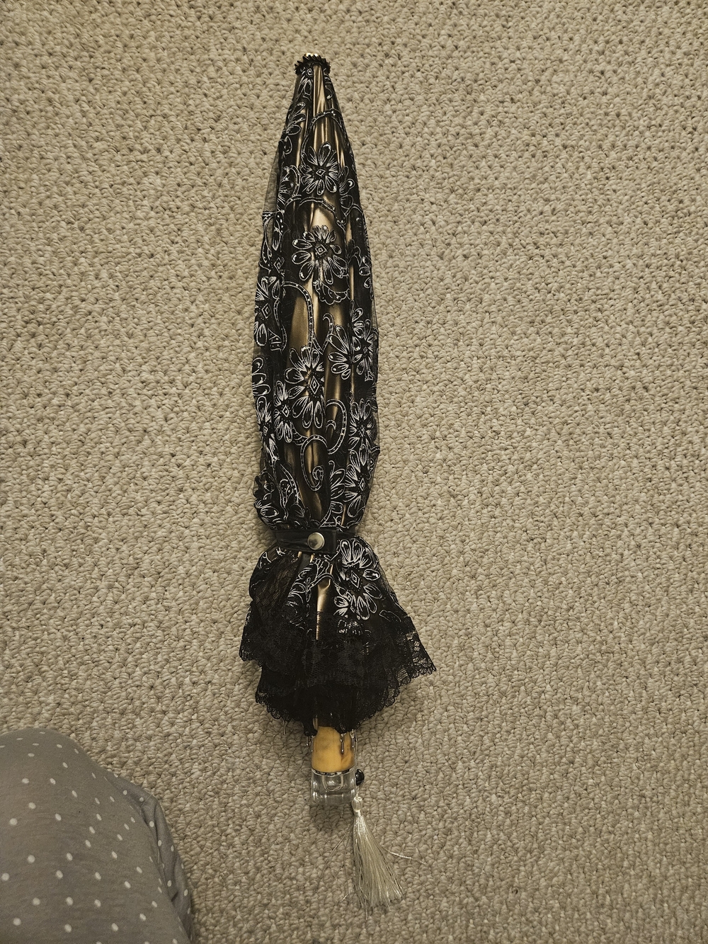 Gold and Black Lace Folding Parasol - Elegant Women's Umbrella - Picture 2 of 9